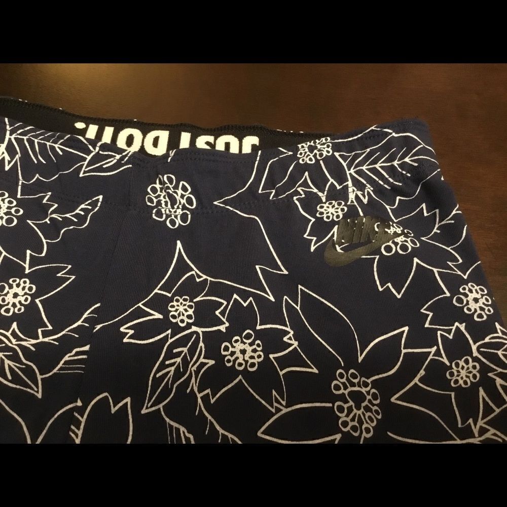 Nike Women’s Floral Outline Print Leggings Size M - Picture 2 of 3
